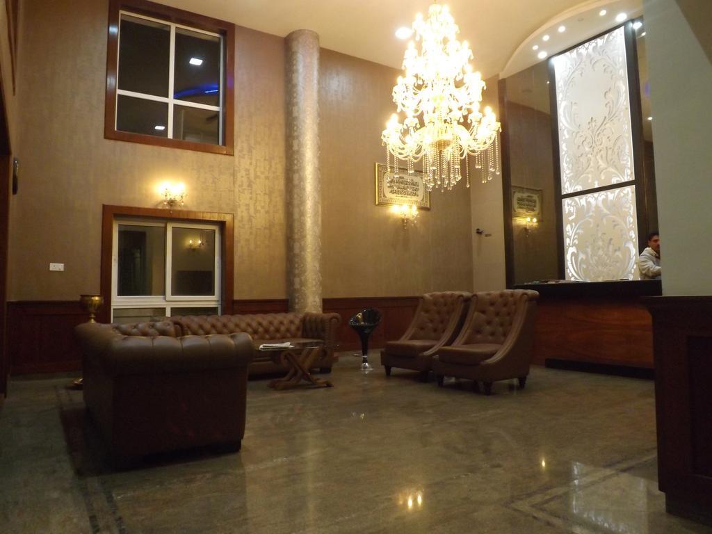 เดอะ มาเจสติค คราวน์ โฮเต็ล Hotel อูตี ภายนอก รูปภาพ
